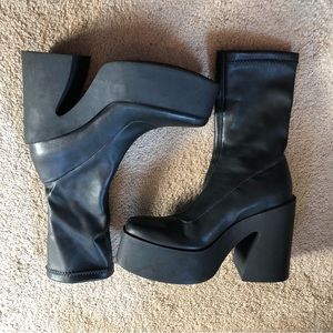 Fitted black platform boots
